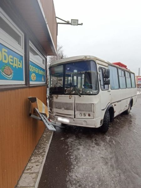 В Мценске маршрутка влетела в закусочную  