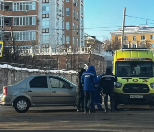 В Орле на Красноармейской улице легковушка столкнулась со «скорой»