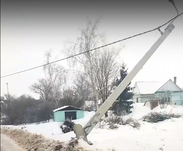 В Орловской области много дней висит на проводах опора ЛЭП