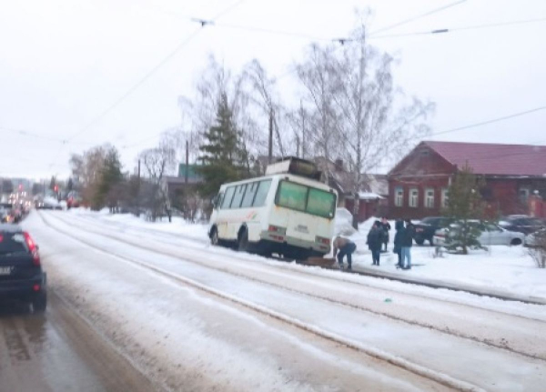 В районе женского монастыря едва не перевернулась маршрутка