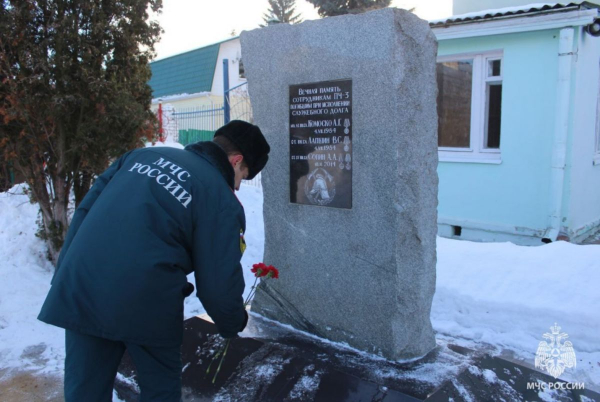 Орловские спасатели почтили память погибшего пожарного Алексея Сопина минутой молчания