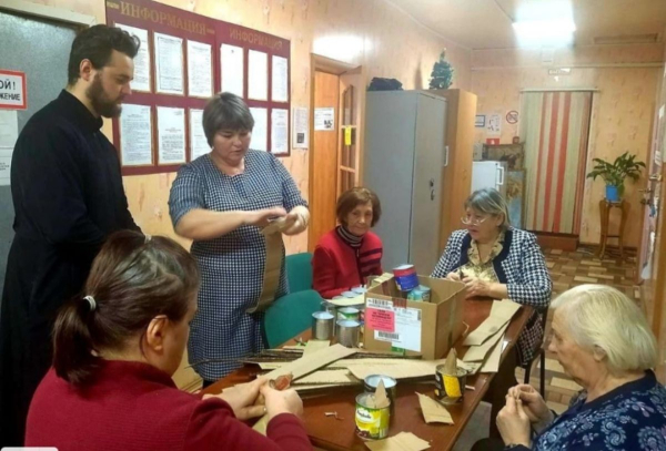 Орловский священник помог изготовить окопные свечи для бойцов СВО из огарков