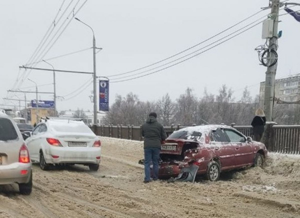 В Орле автомобиль едва не вылетел с Герценского моста