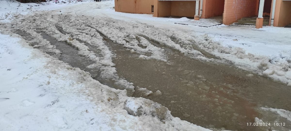 Жители орловской улицы пожаловались, что за всю зиму им не чистили снег