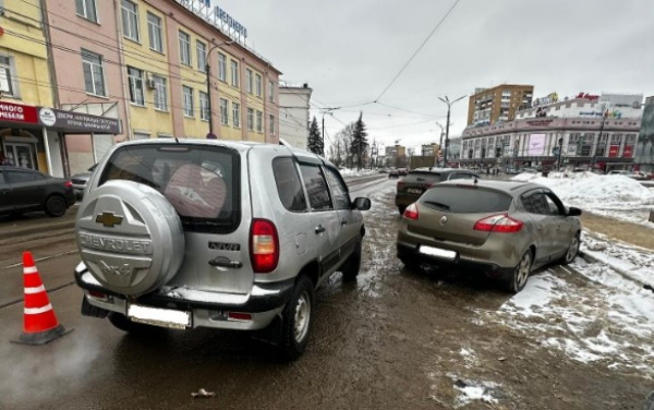 В Орле пассажирка «Нивы Шевроле» оказалась под колесами «Рено»