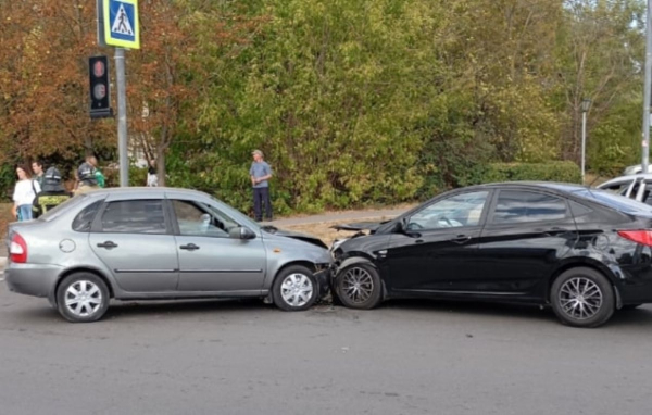 На улице Металлургов столкнулись два автомобиля