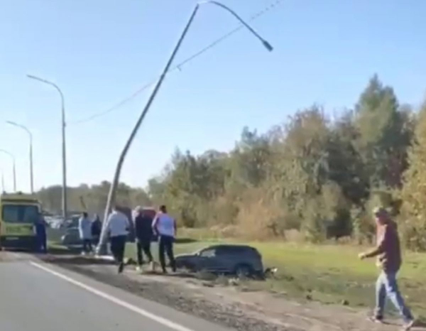 Улетевший в кювет после встречи со столбом автомобиль попал на видео в Орловской области